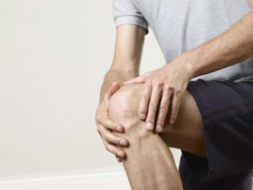 Which doctor contacts the treatment of pain with knee joint arthrosis